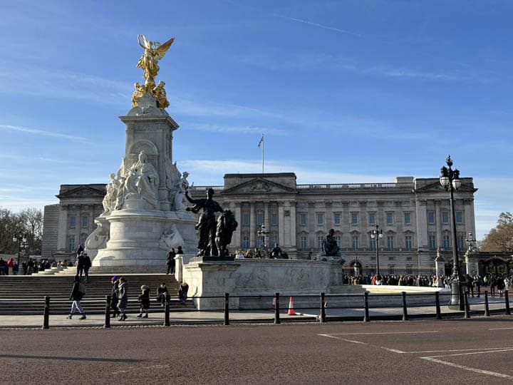 A photograph of Buckingham Palace in London which can be included as part of a bespoke London tour.