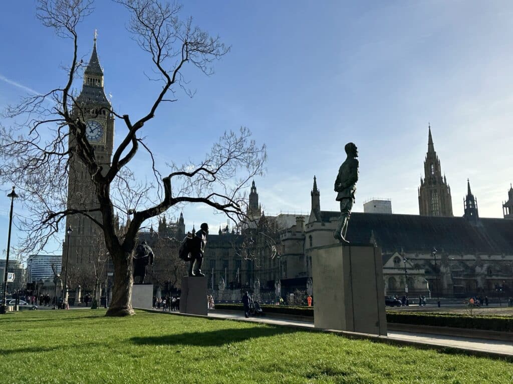 A picture showing the Houses of Parliament and Big Ben with the statue of Jan Christian Smuts in the foreground in London.